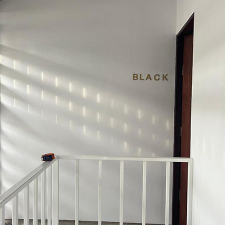 בנגקוק Mr Black & Ms White -Self Check In Accommodation מראה חיצוני תמונה